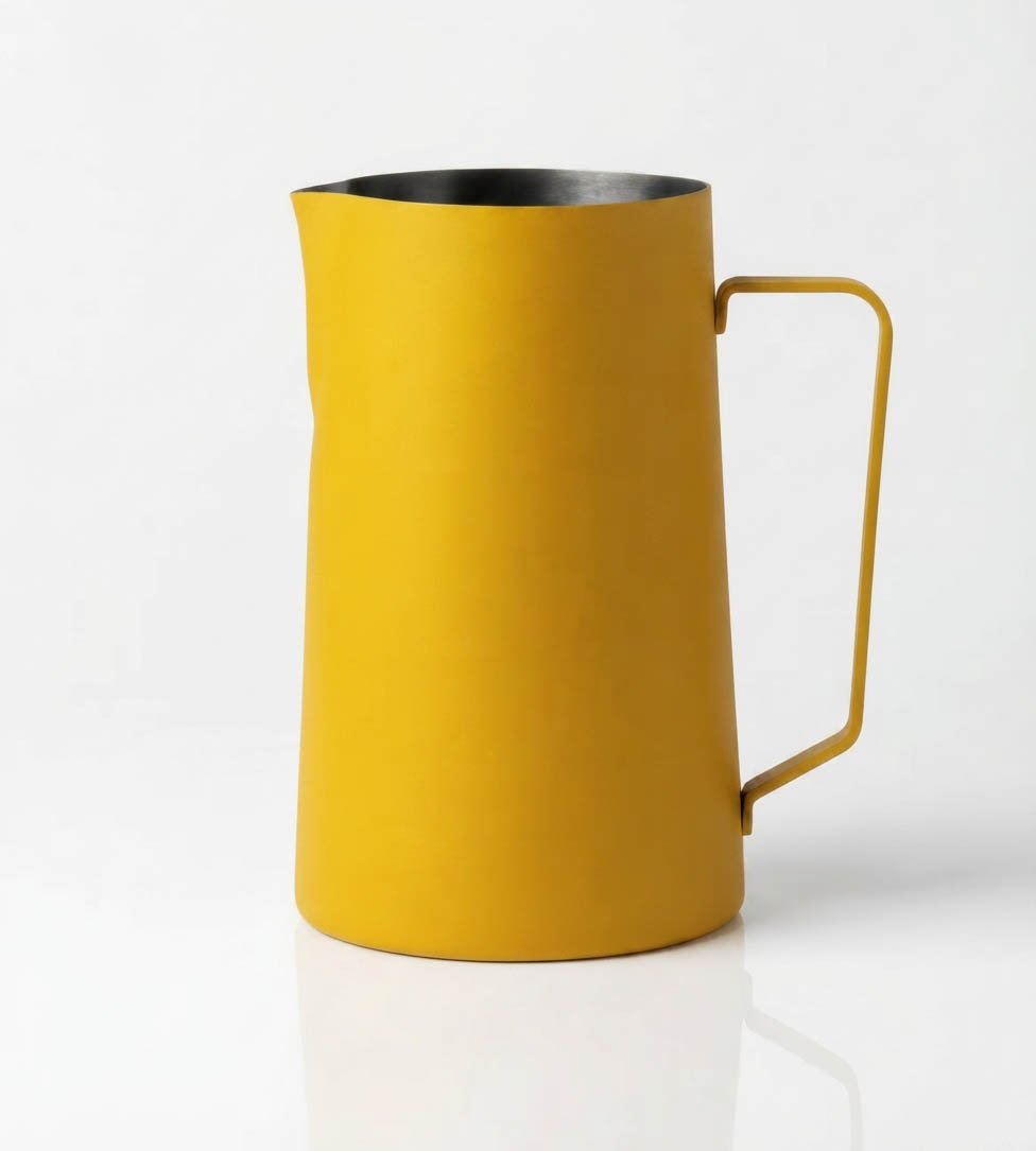In acciaio laccato disponibile in più colori opachi, la brocca/vaso Diario di KnIndustrie misura Ø 13 x H 20 cm e costa 98 euro.  shop.knindustrie.it