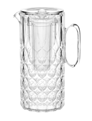 La caraffa coll. Vanity di Guzzini, con coperchio e bulbo refrigeratore, è in cristallo acrilico (60% materiale a base biologica). Capacità 1.750 cc. Misura 11,3 x 16,9 x H 28,8 cm e costa 27,90 euro. guzzini.com