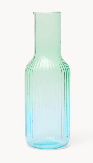 In due colori sfumati, la caraffa di Coincasa è in vetro spruzzato. Misura Ø 8 x H 25 cm e costa 8,90 euro. www.coin.it