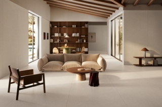 Iconic di Ceramica del Conca è un sistema coordinato in gres porcellanato che permette di abbinare superfici effetto cemento e pietra. Qui è proposto in versione Chalk Matter che interpreta il cemento ed è arricchita da minute graniglie materiche che, variando per colore e dimensione, creano profondità e sfumature diverse al variare della luce. Lo spessore più sottile è 6,5 mm, disponibile nel formato 120 x 278 cm, da applicare sia a pavimento che parete. www.delconca.com