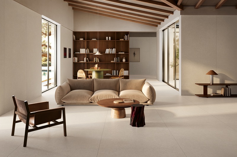 Iconic di Ceramica del Conca è un sistema coordinato in gres porcellanato che permette di abbinare superfici effetto cemento e pietra. Qui è proposto in versione Chalk Matter che interpreta il cemento ed è arricchita da minute graniglie materiche che, variando per colore e dimensione, creano profondità e sfumature diverse al variare della luce. Lo spessore più sottile è 6,5 mm, disponibile nel formato 120 x 278 cm, da applicare sia a pavimento che parete. www.delconca.com