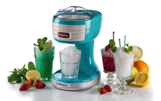 Ice Crusher Party Time di Ariete è il cestello tritaghiaccio con lame in acciaio inox e coperchio rimovibile. Misura L 17 x P 24,5 x H 31,5 cm. Costa 45 euro. www.ariete.store