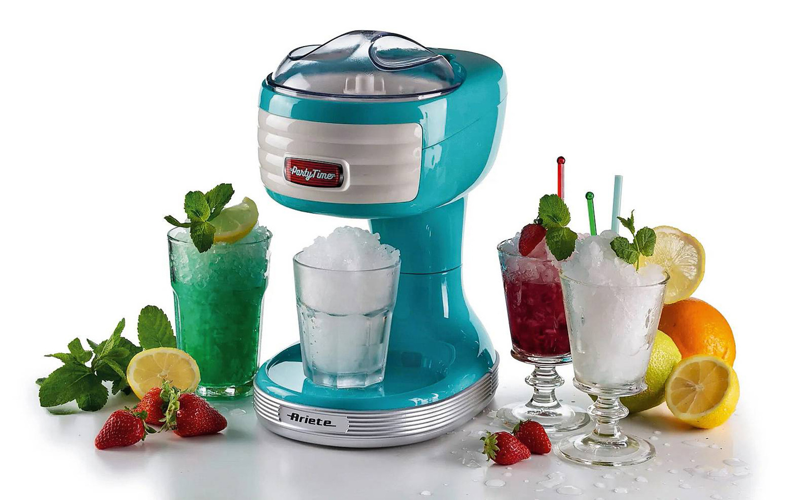 Ice Crusher Party Time di Ariete è il cestello tritaghiaccio con lame in acciaio inox e coperchio rimovibile. Misura L 17 x P 24,5 x H 31,5 cm. Costa 45 euro. www.ariete.store