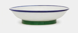 La ciotola da portata di Arket è realizzata in porcellana smaltata con dettagli dipinti a mano. Misura Ø 30 x H 8 cm e costa 49 euro. www.arket.com