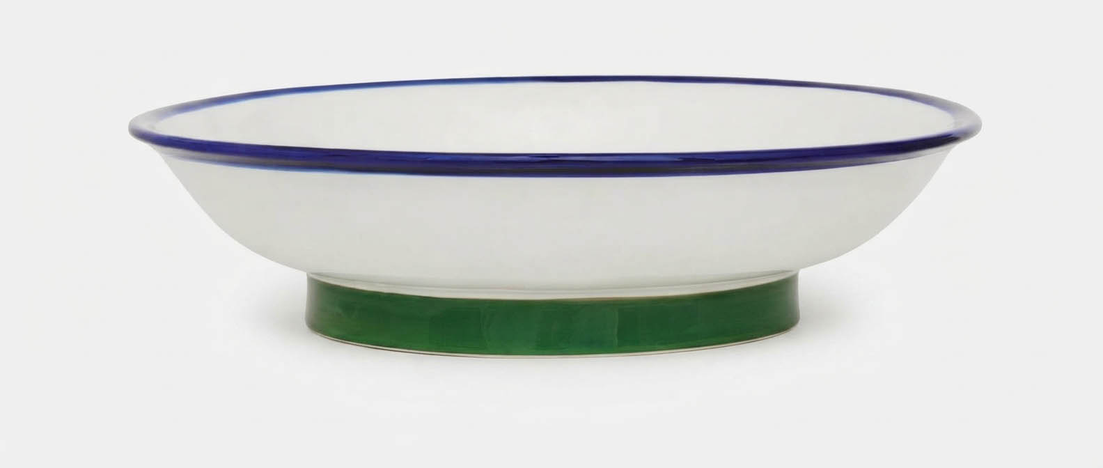 La ciotola da portata di Arket è realizzata in porcellana smaltata con dettagli dipinti a mano. Misura Ø 30 x H 8 cm e costa 49 euro. www.arket.com