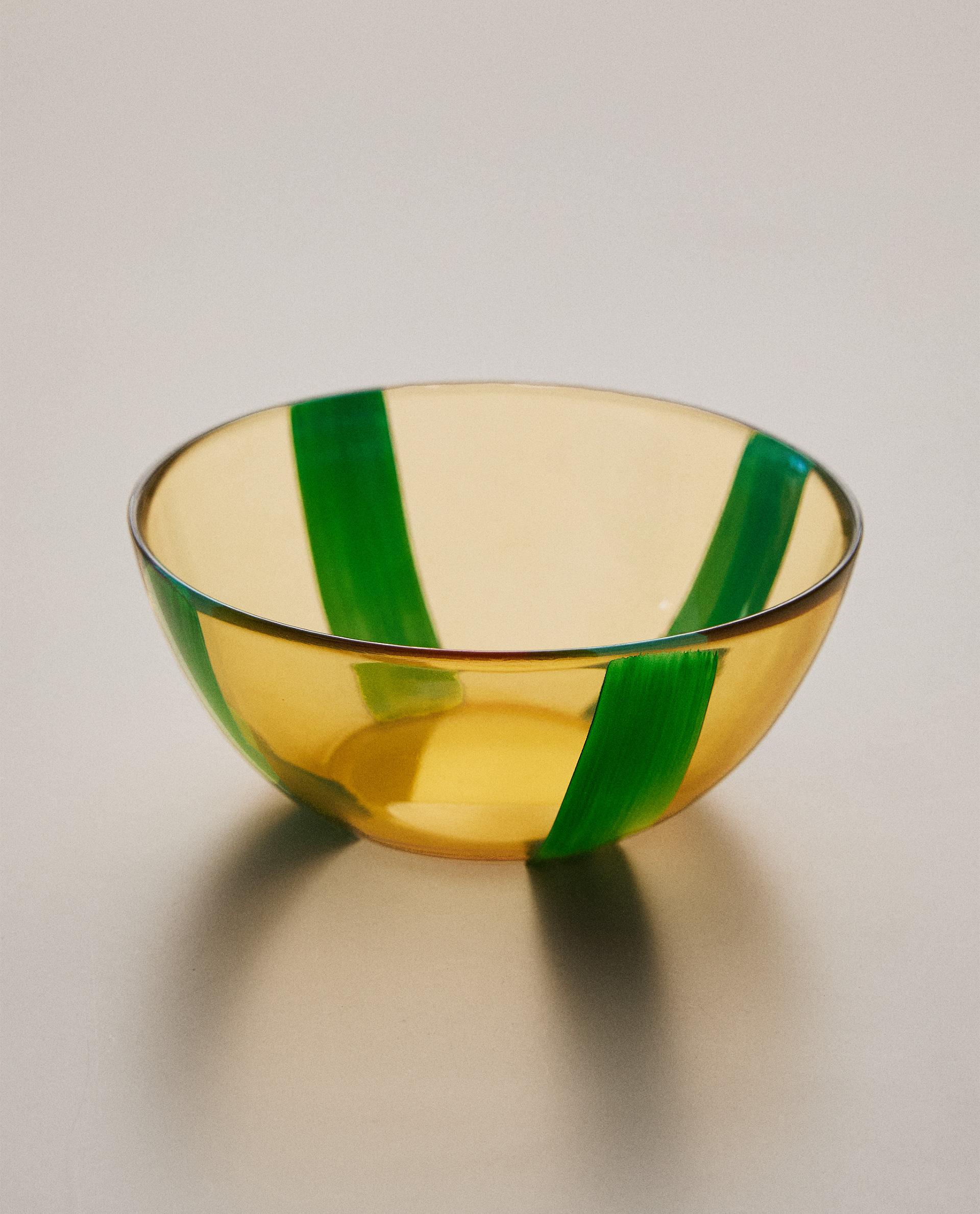 La ciotola in vetro giallo a righe verdi di Zara Home misura Ø 12 x H 5 cm e costa 5,99 euro. www.zarahome.com