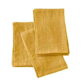 I tovaglioli gialli, scelti per richiamare la tovaglia,
accendono ulteriormente l'insieme.
Louise di Eminza è il completo di tre tovaglioli in lino lavato ecosostenibile. Ognuno misura 40 x 40 cm, l'insieme costa 19,99 euro. www.eminza.it