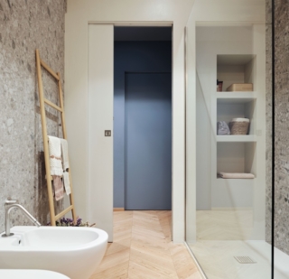 La porta della Syntesis Line di Eclisse per il bagno è un modello scorrevole interno muro, salvaspazio e privo di ingombro esterno. Ph. Enrico Dal Zotto La porta della Syntesis Line di Eclisse per il bagno è un modello scorrevole interno muro, salvaspazio e privo di ingombro esterno. Ph. Enrico Dal Zotto