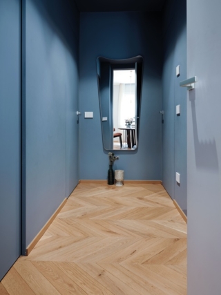 Le porte filomuro della Syntesis Line di Eclisse sono nel colore blu balena, come le pareti del disimpegno che introduce alla zona notte. Ph. Enrico Dal Zotto Le porte filomuro della Syntesis Line di Eclisse sono nel colore blu balena, come le pareti del disimpegno che introduce alla zona notte. Ph. Enrico Dal Zotto