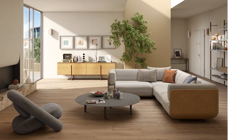 Flow+ XL di Flow è il pavimento SPC con finitura ottenuta con la tecnologia Hypermatt dall’effetto ultra-opaco, con texture vellutata al tatto e facile da pulire. Molto realistico, è qui proposto in versione Wood ad effetto legno nel colore Cordillera oppure è in versione Tile effetto pietra. Ha elevata resistenza a micrograffi, impronte e usura. Ogni doga ha materassino fonoassorbente e misura 180 x 22,86 cm, spessore 6,5 mm. Si posa a incastro. Prezzo 45,18 euro al mq. www.pavimentoflow.it Flow+ XL di Flow è il pavimento SPC con finitura ottenuta con la tecnologia Hypermatt dall’effetto ultra-opaco, con texture vellutata al tatto e facile da pulire. Molto realistico, è qui proposto in versione Wood ad effetto legno nel colore Cordillera oppure è in versione Tile effetto pietra. Ha elevata resistenza a micrograffi, impronte e usura. Ogni doga ha materassino fonoassorbente e misura 180 x 22,86 cm, spessore 6,5 mm. Si posa a incastro. Prezzo 45,18 euro al mq. www.pavimentoflow.it