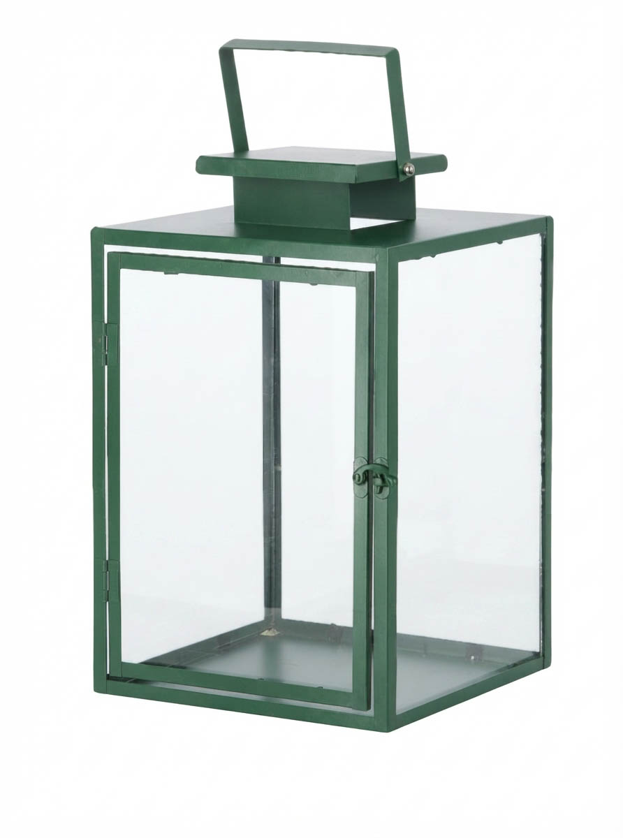 Ha la struttura in ferro la lanterna in vetro di Søstrene Grene disponibile in due dimensioni (14 x 14 x H 22 cm e 20 x 20 x H 32 cm); la più piccola costa 9,68 euro, l'altra 13,79 euro. sostrenegrene.com