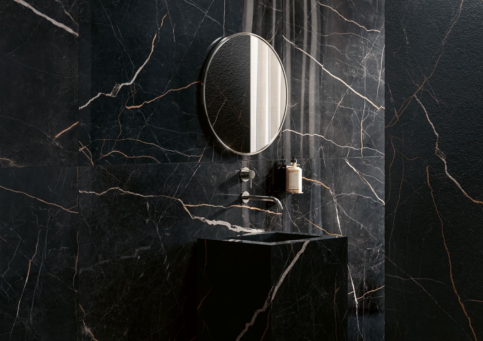 La collezione Marble Boutique di Ceramica del Conca in gres porcellanato reinterpreta il fascino senza tempo del marmo con 19 finiture tra marmi e onici. Sei sono le nuove proposte di marmi, tra cui anche Gold Laurent (che si vede nell’ambiente bagno in foto), Taj Mahal, White e Pure, Botticino Light, Calacatta Supreme e Macchia Vecchia reinterpretate con grande fedeltà estetica. Gold Laurent si presenta con il fondo nero intenso attraversato da venature bianche, oro e corten. Una superficie di forte impatto adatta ad accostamenti con acciaio satinato, bronzo, legno brunito e tonalità di marrone e beige. Tra le novità vi è anche la finitura Structured che si affianca alle tradizionali Shine e Natural. Si tratta di una superficie tridimensionale, morbida al tatto e visivamente vibrante che va a valorizzare il carattere materico del marmo con uno stile contemporaneo. Molti sono i formati disponibili della collezione: il grande formato 120 × 278 cm e i formati 120 × 120 cm e 60 ×120 cm.www.delconca.com – Cersaie 2026, Pad. 30, Stand A28-B27 La collezione Marble Boutique di Ceramica del Conca in gres porcellanato reinterpreta il fascino senza tempo del marmo con 19 finiture tra marmi e onici. Sei sono le nuove proposte di marmi, tra cui anche Gold Laurent (che si vede nell’ambiente bagno in foto), Taj Mahal, White e Pure, Botticino Light, Calacatta Supreme e Macchia Vecchia reinterpretate con grande fedeltà estetica. Gold Laurent si presenta con il fondo nero intenso attraversato da venature bianche, oro e corten. Una superficie di forte impatto adatta ad accostamenti con acciaio satinato, bronzo, legno brunito e tonalità di marrone e beige. Tra le novità vi è anche la finitura Structured che si affianca alle tradizionali Shine e Natural. Si tratta di una superficie tridimensionale, morbida al tatto e visivamente vibrante che va a valorizzare il carattere materico del marmo con uno stile contemporaneo. Molti sono i formati disponibili della collezione: il grande formato 120 × 278 cm e i formati 120 × 120 cm e 60 ×120 cm.www.delconca.com – Cersaie 2026, Pad. 30, Stand A28-B27