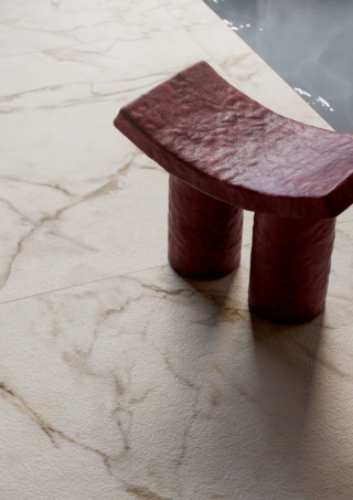 Fa parte della collezione Marble Boutique di Ceramica del Conca in gres porcellanato il pavimento in foto Macchia Vecchia. Questo materiale lapideo, proveniente dalle cave di Carrara, combina un fondo bianco latte con venature che spaziano dal beige dorato al marrone-grigio. La distribuzione non direzionata delle vene permette una posa sia verticale sia orizzontale. È proposto nelle finiture Shine e Structured. L’intera collezione
reinterpreta il fascino senza tempo del marmo con 19 finiture tra marmi e onici. Oltre a Macchia Vecchia, propone i marmi Gold Laurent, Taj Mahal, White e Pure, Botticino Light e Calacatta Supreme, tutti proposti con grande fedeltà estetica. Nuova è anche la finitura Structured, oltre alle tradizionali Shine e Natural, una superficie tridimensionale, morbida al tatto e vibrante che valorizza con uno stile moderno il carattere materico del marmo. Marble Boutique si propone in vari formati: 120 × 278 cm, 120 × 120 cm e 60 ×120 cm. www.delconca.com – Cersaie 2026, Pad. 30, Stand A28-B27 Fa parte della collezione Marble Boutique di Ceramica del Conca in gres porcellanato il pavimento in foto Macchia Vecchia. Questo materiale lapideo, proveniente dalle cave di Carrara, combina un fondo bianco latte con venature che spaziano dal beige dorato al marrone-grigio. La distribuzione non direzionata delle vene permette una posa sia verticale sia orizzontale. È proposto nelle finiture Shine e Structured. L’intera collezione
reinterpreta il fascino senza tempo del marmo con 19 finiture tra marmi e onici. Oltre a Macchia Vecchia, propone i marmi Gold Laurent, Taj Mahal, White e Pure, Botticino Light e Calacatta Supreme, tutti proposti con grande fedeltà estetica. Nuova è anche la finitura Structured, oltre alle tradizionali Shine e Natural, una superficie tridimensionale, morbida al tatto e vibrante che valorizza con uno stile moderno il carattere materico del marmo. Marble Boutique si propone in vari formati: 120 × 278 cm, 120 × 120 cm e 60 ×120 cm. www.delconca.com – Cersaie 2026, Pad. 30, Stand A28-B27