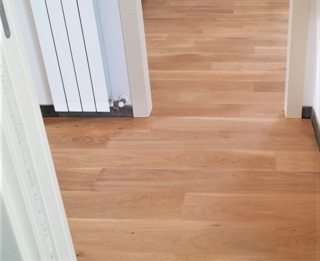 Le lamelle ultrasottili di Maro Cristiani sono in legno massiccio di rovere e hanno spessore 4 mm. Si applicano a colla sul pavimento esistente. La superficie grezza consente di effettuare, dopa la posa, finiture verniciate o a olio o a cera. Con nodi per posa a correre hanno lunghezza da 50 a 220 cm, larghezza da 7 a 20 cm. Prezzo da 36,90 euro/mq + Iva. www.cristiani.it Le lamelle ultrasottili di Maro Cristiani sono in legno massiccio di rovere e hanno spessore 4 mm. Si applicano a colla sul pavimento esistente. La superficie grezza consente di effettuare, dopa la posa, finiture verniciate o a olio o a cera. Con nodi per posa a correre hanno lunghezza da 50 a 220 cm, larghezza da 7 a 20 cm. Prezzo da 36,90 euro/mq + Iva. www.cristiani.it