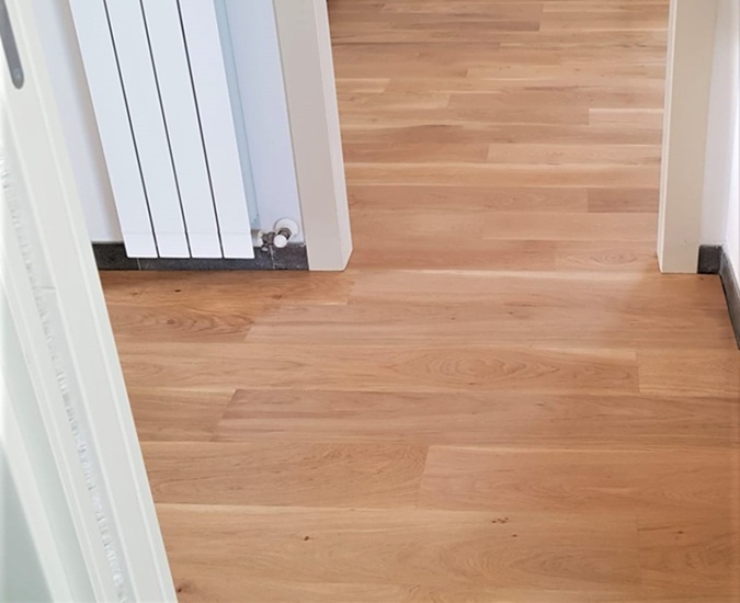 Le lamelle ultrasottili di Maro Cristiani sono in legno massiccio di rovere e hanno spessore 4 mm. Si applicano a colla sul pavimento esistente. La superficie grezza consente di effettuare, dopa la posa, finiture verniciate o a olio o a cera. Con nodi per posa a correre hanno lunghezza da 50 a 220 cm, larghezza da 7 a 20 cm. Prezzo da 36,90 euro/mq + Iva. www.cristiani.it Le lamelle ultrasottili di Maro Cristiani sono in legno massiccio di rovere e hanno spessore 4 mm. Si applicano a colla sul pavimento esistente. La superficie grezza consente di effettuare, dopa la posa, finiture verniciate o a olio o a cera. Con nodi per posa a correre hanno lunghezza da 50 a 220 cm, larghezza da 7 a 20 cm. Prezzo da 36,90 euro/mq + Iva. www.cristiani.it