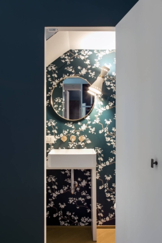 In questo bagno la carta floreale di ispirazione jap è la scelta che ha reso l’insieme molto elegante. Da notare: essendo in un sottotetto il bagno risulta ancora più piccolo: anche l’altezza è molto ridotta. Ma grazie al blu del fondo e al decoro lieve non si avverte questa sensazione.