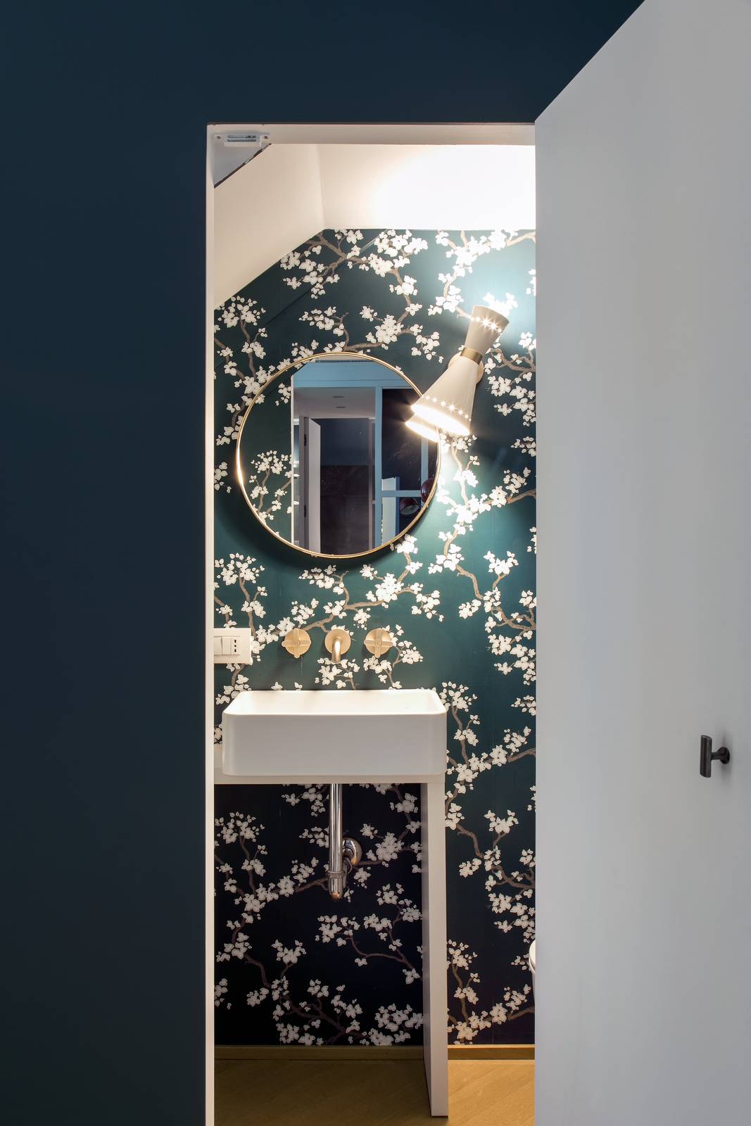 In questo bagno la carta floreale di ispirazione jap è la scelta che ha reso l’insieme molto elegante. Da notare: essendo in un sottotetto il bagno risulta ancora più piccolo: anche l’altezza è molto ridotta. Ma grazie al blu del fondo e al decoro lieve non si avverte questa sensazione.