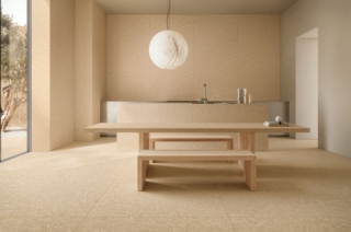 Ispirata a sei differenti pietre europee la collezione Calcaria di Pastorelli reinterpreta la materia naturale attraverso proposte essenziali e contemporanee. In foto si vede una cucina nel colore Côte d'Azur, colore molto luminoso e mediterraneo.
I rivestimenti della collezione presentano inclusioni fossili, leggere stratificazioni e delicate variazioni cromatiche restituiscono superfici equilibrate, sofisticate e senza tempo. Calcaria si sviluppa attraverso tre differenti superfici: Natural, Natural Grip e Structured, per indoor e outdoor Protagonista è la nuova finitura Structured: piccoli rilievi seguono il disegno della pietra, creando un gioco di luci e ombre che offre profondità visiva e una bella sensazione tattile. Ne risulta una superficie viva che evoca la naturale irregolarità della pietra. Sei sono i colori ispirati alle diverse sfumature delle pietre europee: Côte d'Azur, Crema Luna, Modica, Campaspero, Borrèze e Palladio. È disponibile in un'ampia gamma di formati: dalla grande lastra 120 x 278 cm nello spessore 6,5 mm fino ai grandi formati in 8,5 mm e alla versione outdoor in spessore 20 mm. www.pastorellitiles.com – Cersaie 2026, Pad. 30, Stand B35 Ispirata a sei differenti pietre europee la collezione Calcaria di Pastorelli reinterpreta la materia naturale attraverso proposte essenziali e contemporanee. In foto si vede una cucina nel colore Côte d'Azur, colore molto luminoso e mediterraneo.
I rivestimenti della collezione presentano inclusioni fossili, leggere stratificazioni e delicate variazioni cromatiche restituiscono superfici equilibrate, sofisticate e senza tempo. Calcaria si sviluppa attraverso tre differenti superfici: Natural, Natural Grip e Structured, per indoor e outdoor Protagonista è la nuova finitura Structured: piccoli rilievi seguono il disegno della pietra, creando un gioco di luci e ombre che offre profondità visiva e una bella sensazione tattile. Ne risulta una superficie viva che evoca la naturale irregolarità della pietra. Sei sono i colori ispirati alle diverse sfumature delle pietre europee: Côte d'Azur, Crema Luna, Modica, Campaspero, Borrèze e Palladio. È disponibile in un'ampia gamma di formati: dalla grande lastra 120 x 278 cm nello spessore 6,5 mm fino ai grandi formati in 8,5 mm e alla versione outdoor in spessore 20 mm. www.pastorellitiles.com – Cersaie 2026, Pad. 30, Stand B35