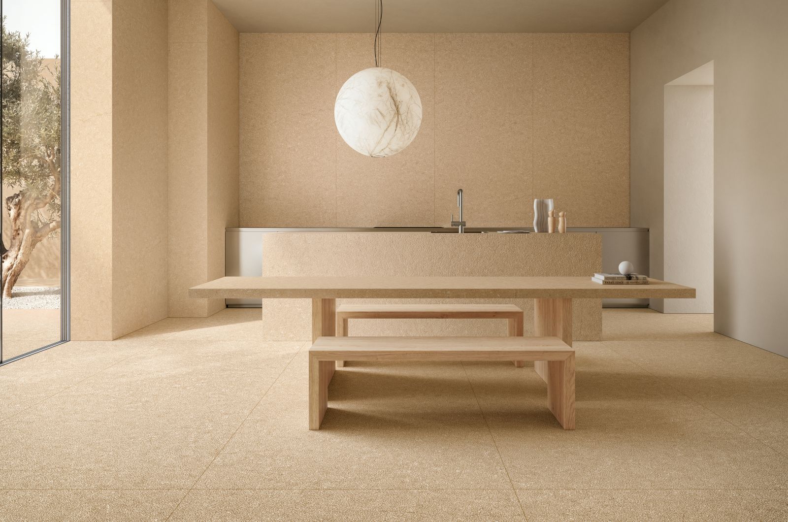 Ispirata a sei differenti pietre europee la collezione Calcaria di Pastorelli reinterpreta la materia naturale attraverso proposte essenziali e contemporanee. In foto si vede una cucina nel colore Côte d'Azur, colore molto luminoso e mediterraneo.
I rivestimenti della collezione presentano inclusioni fossili, leggere stratificazioni e delicate variazioni cromatiche restituiscono superfici equilibrate, sofisticate e senza tempo. Calcaria si sviluppa attraverso tre differenti superfici: Natural, Natural Grip e Structured, per indoor e outdoor Protagonista è la nuova finitura Structured: piccoli rilievi seguono il disegno della pietra, creando un gioco di luci e ombre che offre profondità visiva e una bella sensazione tattile. Ne risulta una superficie viva che evoca la naturale irregolarità della pietra. Sei sono i colori ispirati alle diverse sfumature delle pietre europee: Côte d'Azur, Crema Luna, Modica, Campaspero, Borrèze e Palladio. È disponibile in un'ampia gamma di formati: dalla grande lastra 120 x 278 cm nello spessore 6,5 mm fino ai grandi formati in 8,5 mm e alla versione outdoor in spessore 20 mm. www.pastorellitiles.com – Cersaie 2026, Pad. 30, Stand B35 Ispirata a sei differenti pietre europee la collezione Calcaria di Pastorelli reinterpreta la materia naturale attraverso proposte essenziali e contemporanee. In foto si vede una cucina nel colore Côte d'Azur, colore molto luminoso e mediterraneo.
I rivestimenti della collezione presentano inclusioni fossili, leggere stratificazioni e delicate variazioni cromatiche restituiscono superfici equilibrate, sofisticate e senza tempo. Calcaria si sviluppa attraverso tre differenti superfici: Natural, Natural Grip e Structured, per indoor e outdoor Protagonista è la nuova finitura Structured: piccoli rilievi seguono il disegno della pietra, creando un gioco di luci e ombre che offre profondità visiva e una bella sensazione tattile. Ne risulta una superficie viva che evoca la naturale irregolarità della pietra. Sei sono i colori ispirati alle diverse sfumature delle pietre europee: Côte d'Azur, Crema Luna, Modica, Campaspero, Borrèze e Palladio. È disponibile in un'ampia gamma di formati: dalla grande lastra 120 x 278 cm nello spessore 6,5 mm fino ai grandi formati in 8,5 mm e alla versione outdoor in spessore 20 mm. www.pastorellitiles.com – Cersaie 2026, Pad. 30, Stand B35