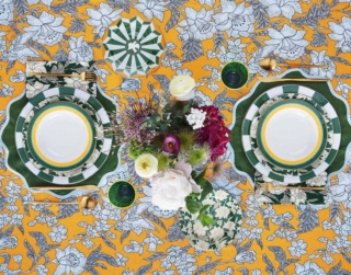 A tenere insieme tutto - fiori, righe, geometrie - è una palette costruita attorno al giallo e al verde, in tonalità differenti. La sovrapposizione di materiali trasforma ogni posto tavola in una piccola composizione.Piatto di La DoubleJ con bordo in tre colori (Ø 22 cm) e quello sottostante (Ø 26 cm) fanno parte del coordinato Roman Holiday in porcellana, al prezzo di 170 euro.