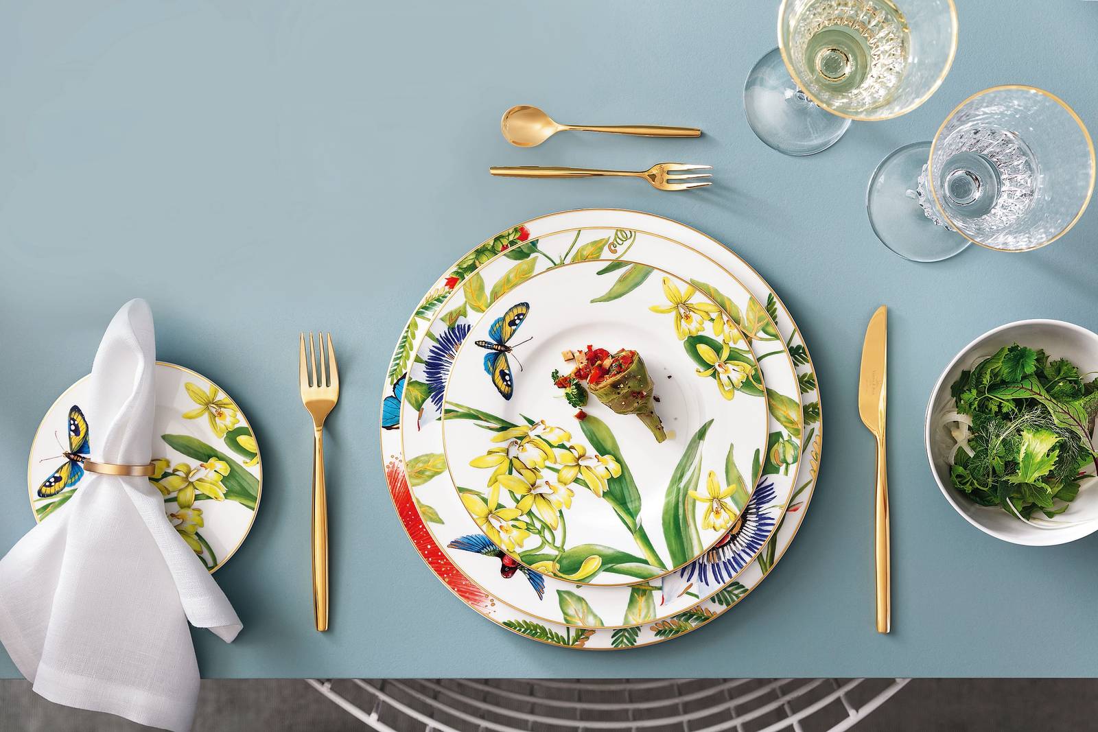 L'ispirazione arriva dal mondo vegetale, interpretato con equilibrio e gusto contemporaneo. I piatti sono decorati da motivi floreali, come piccole tele, o, in alternativa, giocano sui toni pastello, più morbidi e discreti.Piatti della collezione Amazonia di Villeroy & Boch, in porcellana Premium Bone. Ø 16,4 cm, costa 54,90 euro.
www.villeroy-boch.it