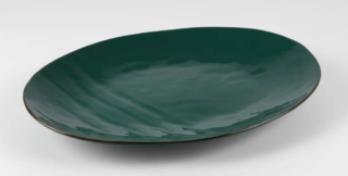 Il piatto da portata ovale Mediterraneo di Novità Home è in gres. Adatto al microonde e lavabile in lavastoviglie, misura 40,5 x 28 cm; costa 73 euro. novitahome.com