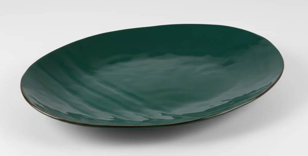 Il piatto da portata ovale Mediterraneo di Novità Home è in gres. Adatto al microonde e lavabile in lavastoviglie, misura 40,5 x 28 cm; costa 73 euro. novitahome.com