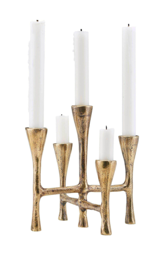 Tristy di House Doctor è il portacandele in alluminio con finitura ottone dorato. Con spazio per 5 candele da Ø 2 cm, misura 20 x 19 x H 20 cm; costa 54,95 euro. housedoctor.com
