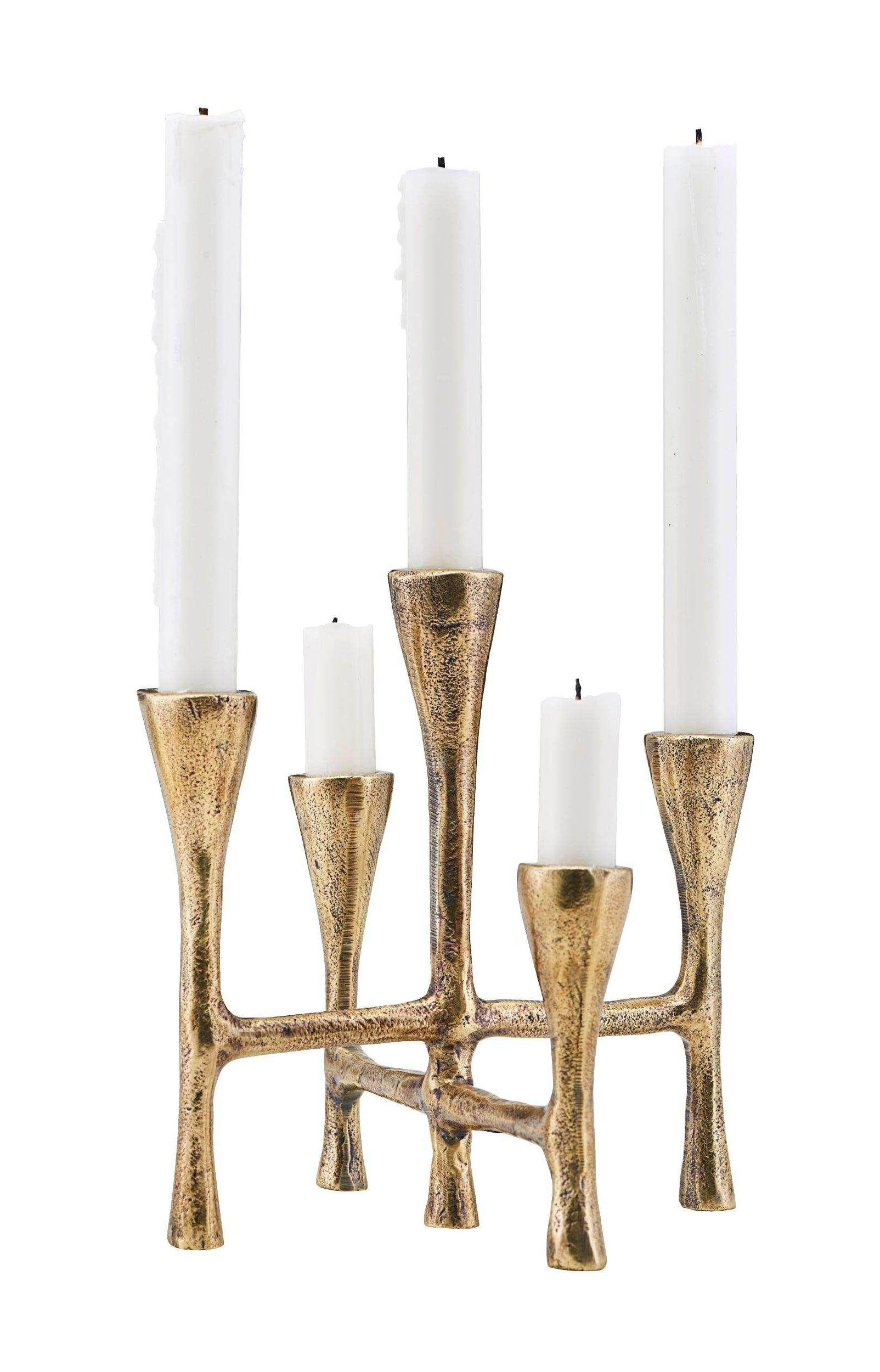 Tristy di House Doctor è il portacandele in alluminio con finitura ottone dorato. Con spazio per 5 candele da Ø 2 cm, misura 20 x 19 x H 20 cm; costa 54,95 euro. housedoctor.com