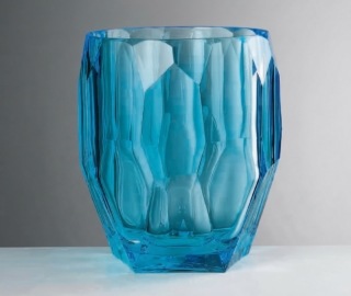 Antartica di Mario Luca Giusti è il portaghiaccio in cristallo sintetico con capacità 3 litri. Misura  Ø 20 x H 22 cm e costa 139 euro. www.mariolucagiusti.it