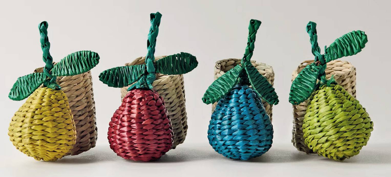 Si possono usare anche come segnaposto i portatovaglioli Frutta di Mango in seagrass. Uno misura 4,5 x 5 cm; la confezione da 4 (ognuno di colore diverso) costa 19,99 euro. shop.mango.com