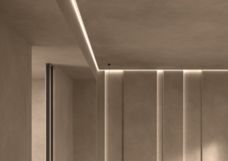 Profili metallici Proshadow Ceiling di Progress Profiles per altezze differenti a soffitto e creare giochi di chiaro e scuro. www.progressprofiles.com