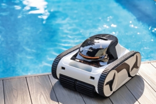 Il pulitore wireless X-Warrior di Piscine Castiglione garantisce la continuità del risultato grazie a motori a controllo dinamico e a un esclusivo sistema di navigazione intelligente, che riduce tempi e consumi. Prezzo da 900 euro. www.piscinecastiglione.it Il pulitore wireless X-Warrior di Piscine Castiglione garantisce la continuità del risultato grazie a motori a controllo dinamico e a un esclusivo sistema di navigazione intelligente, che riduce tempi e consumi. Prezzo da 900 euro. www.piscinecastiglione.it