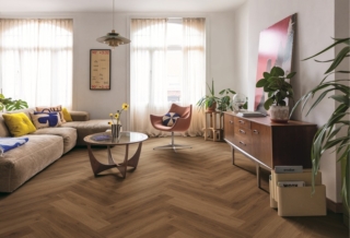 Il vinile rigido Ciro della linea Alpha Vinyl di Quick-Step viene posato a spina di pesce, grazie al sistema a incastro Unizip, con doghe che misurano 63 x 12,6 cm, spessore 6 mm. Oltre al colore Rovere Caramello Botanico e in altre tonalità legno. Il materassino integrato offre isolamento acustico e facilita l’installazione. È idrorepellente, resistente a usura, macchie e abrasioni. Prezzo 64 euro al mq + Iva. www.quick-step.it Il vinile rigido Ciro della linea Alpha Vinyl di Quick-Step viene posato a spina di pesce, grazie al sistema a incastro Unizip, con doghe che misurano 63 x 12,6 cm, spessore 6 mm. Oltre al colore Rovere Caramello Botanico e in altre tonalità legno. Il materassino integrato offre isolamento acustico e facilita l’installazione. È idrorepellente, resistente a usura, macchie e abrasioni. Prezzo 64 euro al mq + Iva. www.quick-step.it