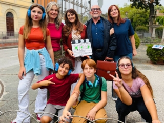 Ragazzi insieme alla scrittrice, regista e professori Ragazzi insieme alla scrittrice, regista e professori
