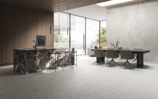 Il gres porcellanato Crystal White di Rak Ceramics ha una grafica che richiama la profondità e le leggere trasparenze tipiche delle stratificazioni minerali. La superficie è luminosa, con fondo bianco avorio dall’aspetto cristallino, attraversato da delicate velature e sottili venature calde nei toni beige e dorati. Lo spessore più sottile è 6 mm, disponibile nel formato 120 x 278 cm, per pavimenti e pareti. Prezzo 89,50 euro al mq + Iva. www.rakceramics.com Il gres porcellanato Crystal White di Rak Ceramics ha una grafica che richiama la profondità e le leggere trasparenze tipiche delle stratificazioni minerali. La superficie è luminosa, con fondo bianco avorio dall’aspetto cristallino, attraversato da delicate velature e sottili venature calde nei toni beige e dorati. Lo spessore più sottile è 6 mm, disponibile nel formato 120 x 278 cm, per pavimenti e pareti. Prezzo 89,50 euro al mq + Iva. www.rakceramics.com