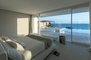 La camera da letto si affaccia sulla piscina e sul mare e, grazie ai serramenti in alluminio Schüco Italia, si può godere della vista. www.schueco.com/it foto Sergio Pirrone