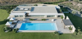 Villa RMS è un'abitazione contemporanea, con volumi puri e linee essenziali, che dialogano con il paesaggio siciliano. foto Sergio Pirrone