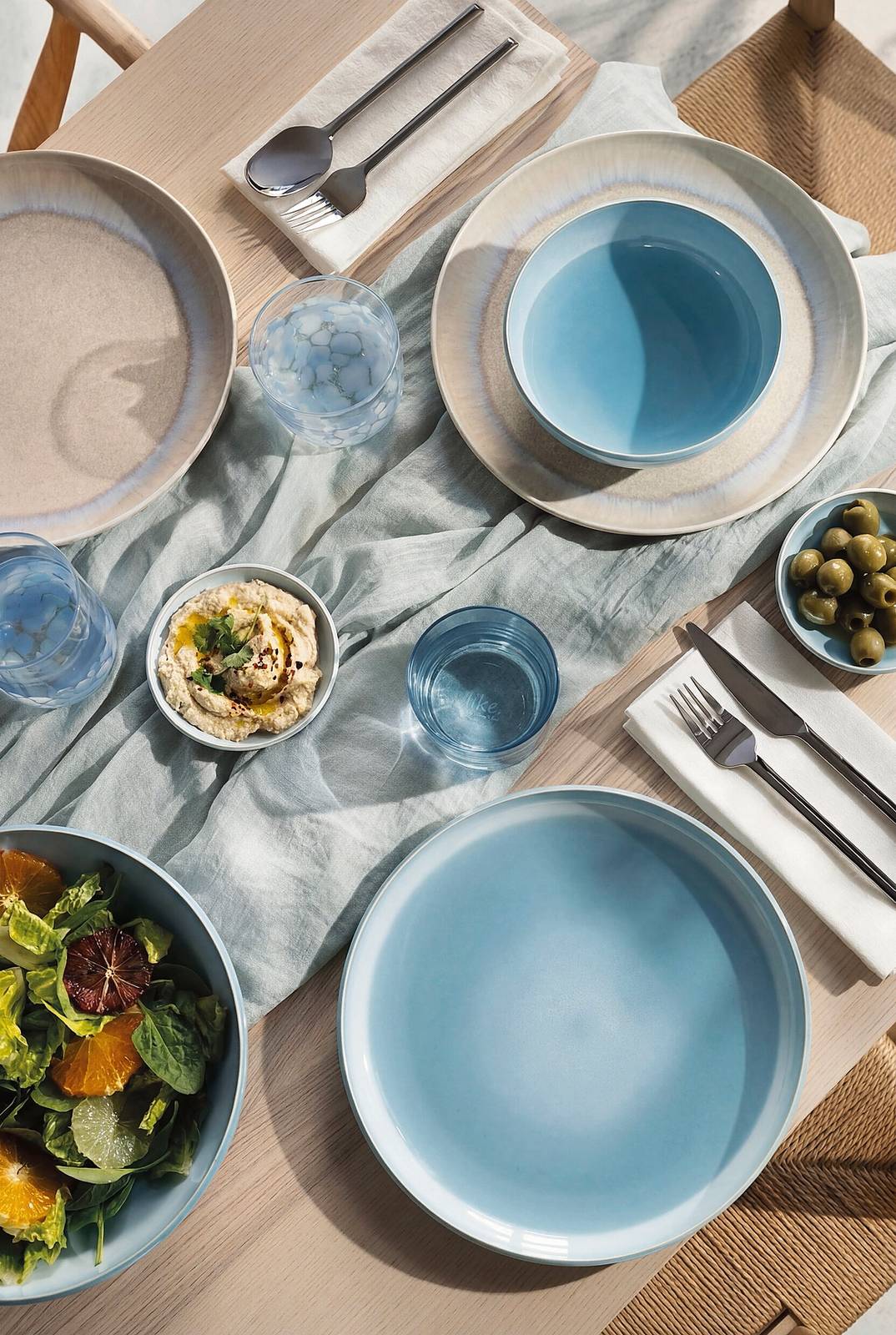 Servizio Perlemor Aqua in porcellana premium di Villeroy & Boch; il piatto pasta da 22,2 cm costa 24,90 euro.
www.villeroy-boch.it