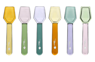 Il set per il gelato Eleganza Esotica di Thun è composto da sei palette in vetro borosilicato. Ognuna è di colore diverso e misura 9,5 cm; il set costa 16,90 euro. www.thun.com