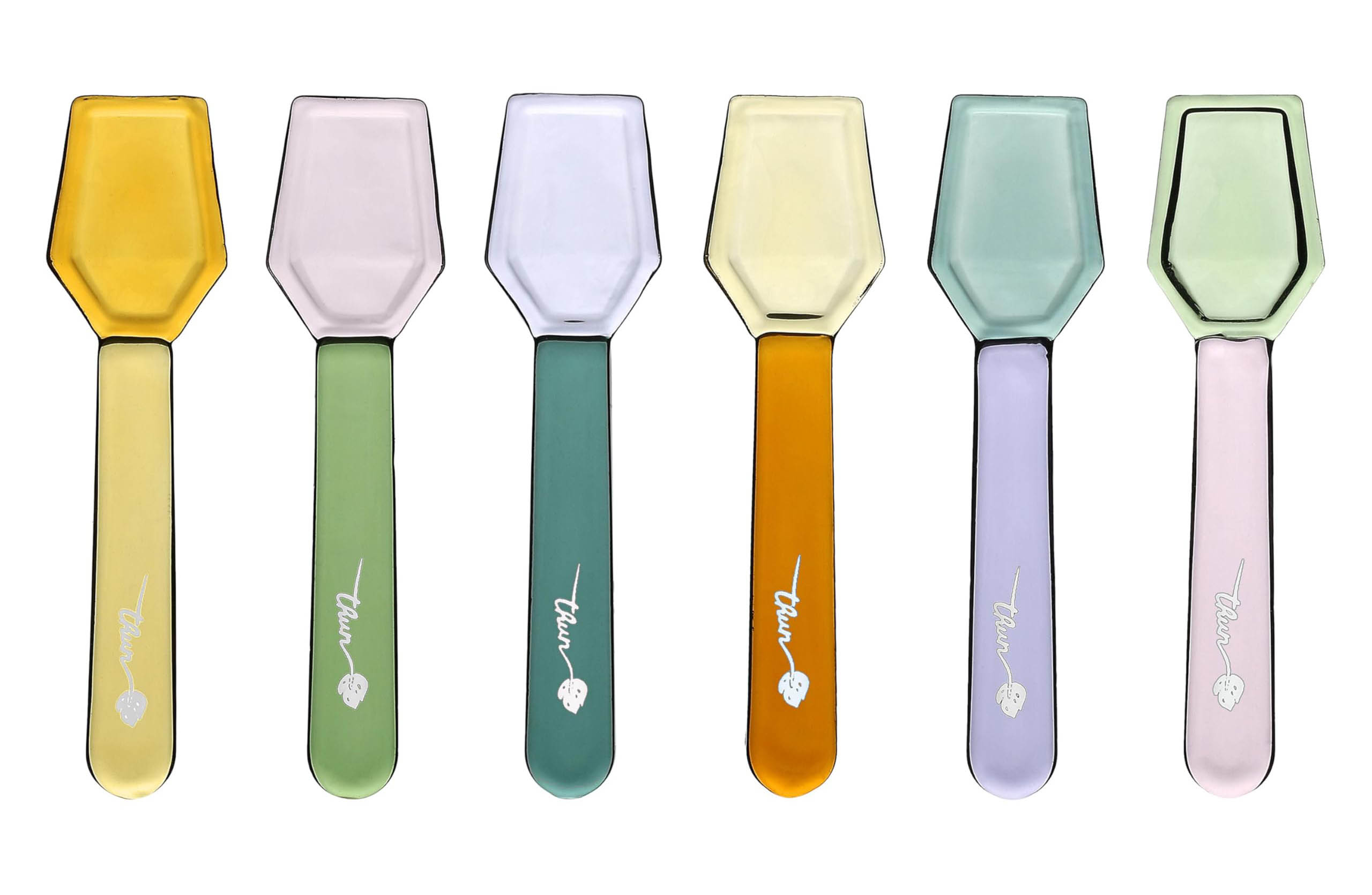 Il set per il gelato Eleganza Esotica di Thun è composto da sei palette in vetro borosilicato. Ognuna è di colore diverso e misura 9,5 cm; il set costa 16,90 euro. www.thun.com