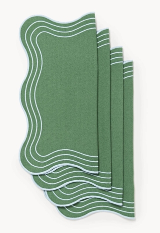 Sono in confezione da 4 i tovaglioli in cotone con bordino smerlato a contrasto Joss di Westwing Collection. Uno misura 45 x 45 cm; il set costa 39,99 euro. www.westwing.it