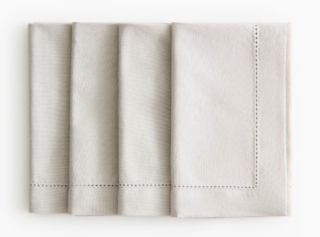 Sono in tela di cotone con ricamo traforato lungo i bordi e orlo da 2,5 cm i tovaglioli art. 1303500001 di H&M Home. Uno misura 40 x 40 cm; il set da 4 costa 9,99 euro. www.2.hm.com