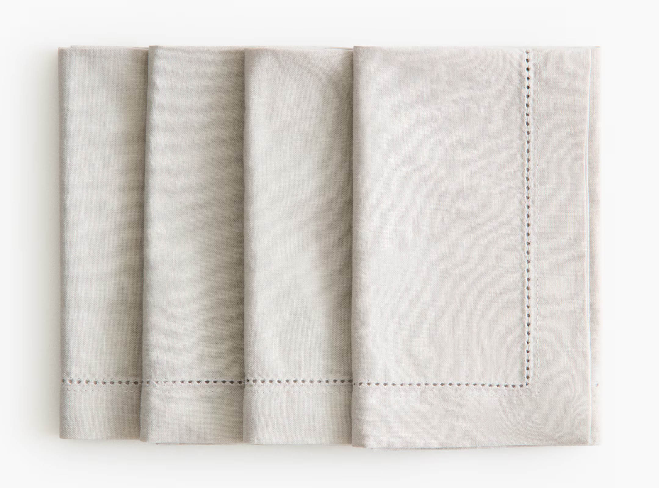 Sono in tela di cotone con ricamo traforato lungo i bordi e orlo da 2,5 cm i tovaglioli art. 1303500001 di H&M Home. Uno misura 40 x 40 cm; il set da 4 costa 9,99 euro. www.2.hm.com