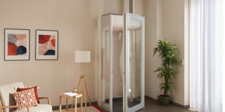 Miniascensore domestico Stannah per connettere piani e generazioni