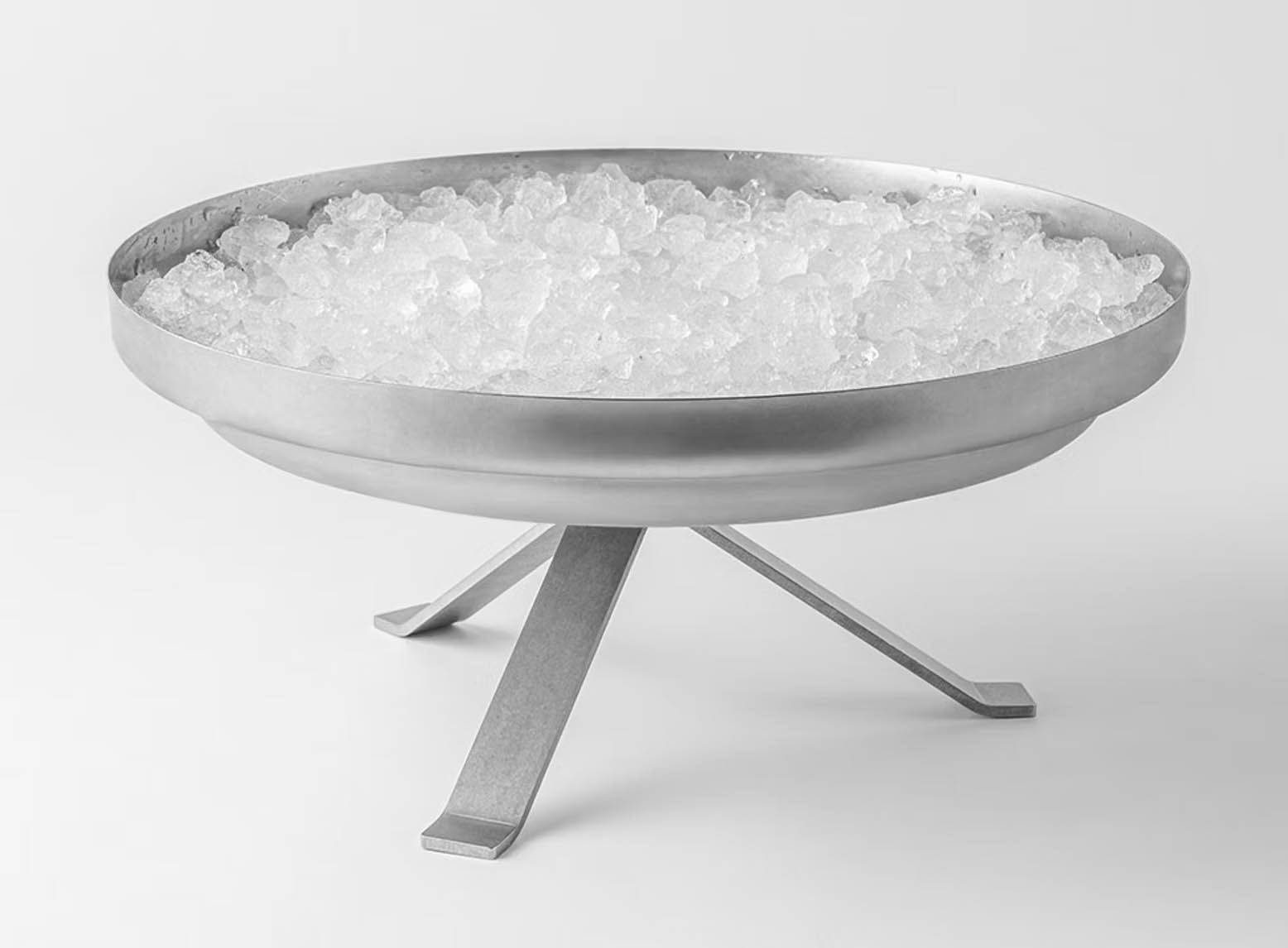 In alluminio con finitura stone washed, il vassoio girevole per il ghiaccio coll. Storm di Kn Industrie è ideale per servire ostriche, crostacei o amuse-bouche. Misura Ø 34 x H 16 cm. Costa 159 euro. www.knindustrie.it
