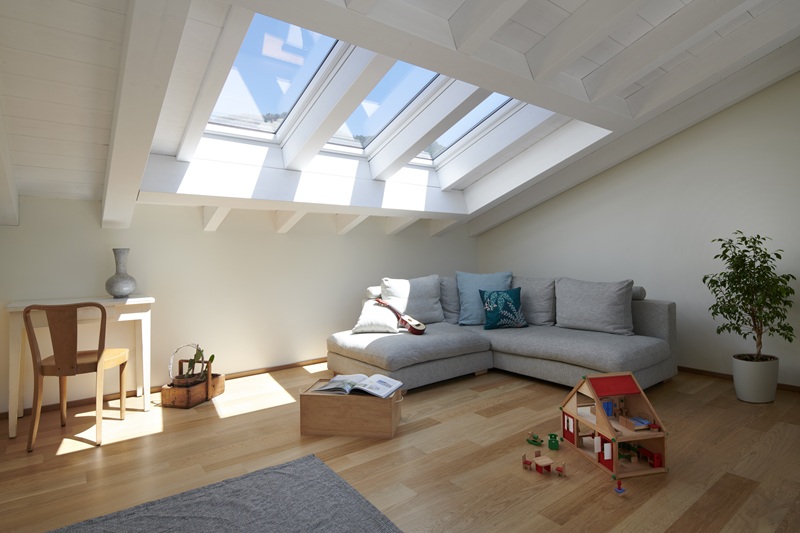 Le finestre per tetti Velux, sia manuali che elettriche, sono disponibili con 5 tipologie di vetrata, tutte stratificate e resistenti alla rottura, oltre che bassoemissive. rispondendo a esigenze di isolamento termico, risparmio energetico, riduzione del rumore, maggiore sicurezza e privacy. Tra queste, Performance –62 con triplo vetro garantisce elevate prestazioni termiche (Trasmittanza Uw 0,92 W/m2K) e isolamento acustico (42 dB); il trattamento antirugiada all’esterno migliora la vista. www.velux.it Le finestre per tetti Velux, sia manuali che elettriche, sono disponibili con 5 tipologie di vetrata, tutte stratificate e resistenti alla rottura, oltre che bassoemissive. rispondendo a esigenze di isolamento termico, risparmio energetico, riduzione del rumore, maggiore sicurezza e privacy. Tra queste, Performance –62 con triplo vetro garantisce elevate prestazioni termiche (Trasmittanza Uw 0,92 W/m2K) e isolamento acustico (42 dB); il trattamento antirugiada all’esterno migliora la vista. www.velux.it