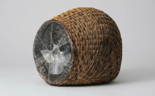 Della famiglia Wind di Gervasoni, da terra, ha struttura in giunchino tigrato intrecciato a mano. Disponibile in due dimensioni, di taglia S misura L 32 x P 36 x H 32 e costa 655 euro. www.gervasoni1882.com Della famiglia Wind di Gervasoni, da terra, ha struttura in giunchino tigrato intrecciato a mano. Disponibile in due dimensioni, di taglia S misura L 32 x P 36 x H 32 e costa 655 euro. www.gervasoni1882.com