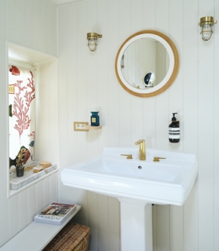 Il bagno di Gesa Hansen dimostra come una moodboard ben costruita possa tradursi in un progetto armonioso. Predomina il bianco e i toni neutri. Lavabo Hommage e rubinetteria Dawn, entrambi Villeroy & Boch. foto Nathalie Mohadjer Il bagno di Gesa Hansen dimostra come una moodboard ben costruita possa tradursi in un progetto armonioso. Predomina il bianco e i toni neutri. Lavabo Hommage e rubinetteria Dawn, entrambi Villeroy & Boch. foto Nathalie Mohadjer