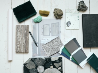 Materiali e campioni vanno ordinati a casa per verificare con diverse luci che nella moodboard si abbinino in modo coerente. foto Nathalie Mohadjer Materiali e campioni vanno ordinati a casa per verificare con diverse luci che nella moodboard si abbinino in modo coerente. foto Nathalie Mohadjer